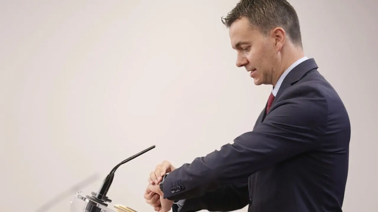 El diputado por Tenerife y portavoz del PSOE en el Congreso, H&eacute;ctor G&oacute;mez Hern&aacute;ndez, en una rueda de prensa anterior a una Junta de Portavoces en el Congreso de los Diputados, a 21 de septiembre, en Madrid (Espa&ntilde;a).