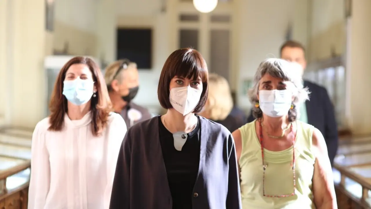 (I-D) La secretaria general de Investigaci&oacute;n, Raquel Yotti; la ministra de Ciencia e Innovaci&oacute;n, Diana Morant y la directora del Instituto Geol&oacute;gico y Minero de Espa&ntilde;a (IGME-CSIC), Ana Mar&iacute;a Alonso, a su llegada a la rueda de prensa tras reunirse para con