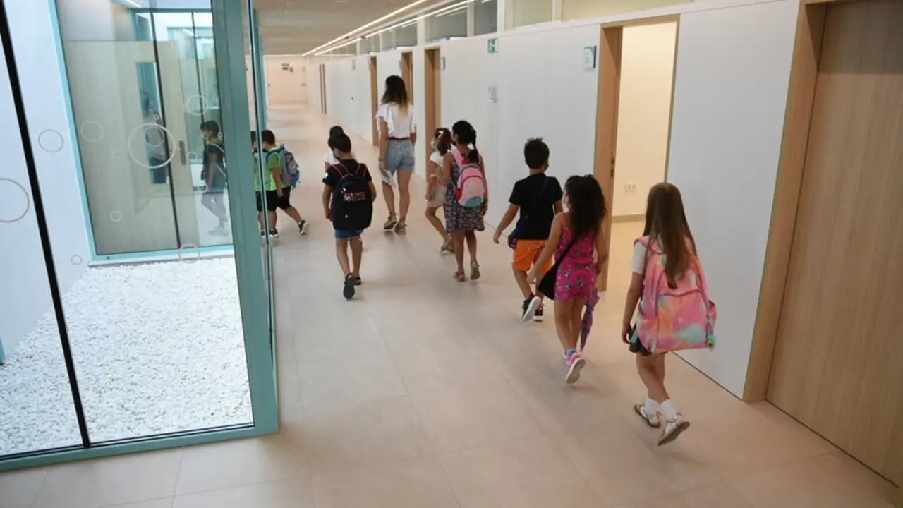 Una profesora acompa&ntilde;a a alumnos de Educaci&oacute;n Primaria a un aula 