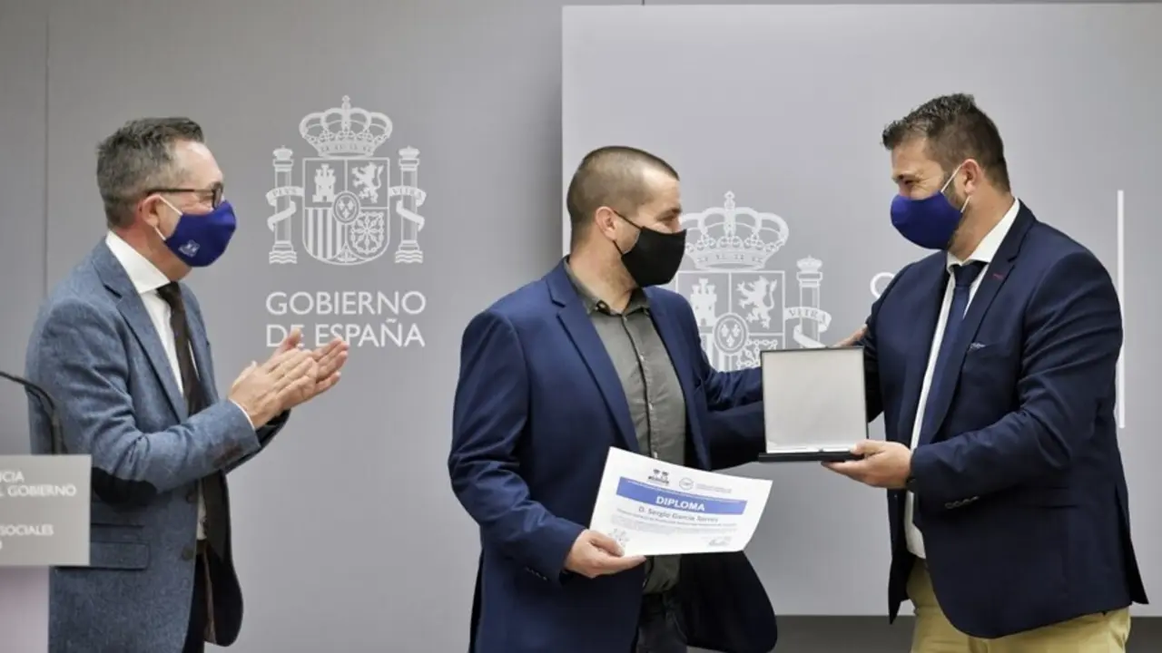 Archivo - El director general de Derechos de los Animales, Sergio Garc&iacute;a, recibe una menci&oacute;n especial de Unijepol
