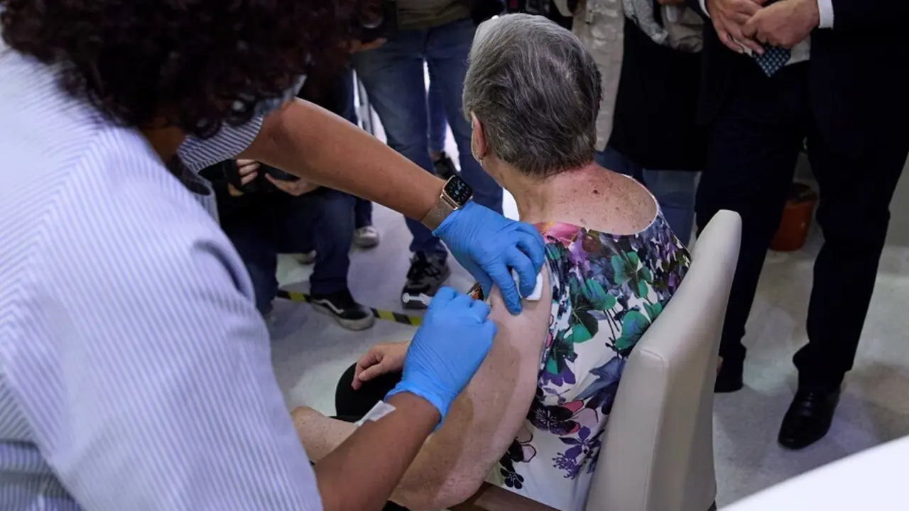 Una sanitaria vacuna a una mujer en la Residencia de Mayores Vista Alegre.
