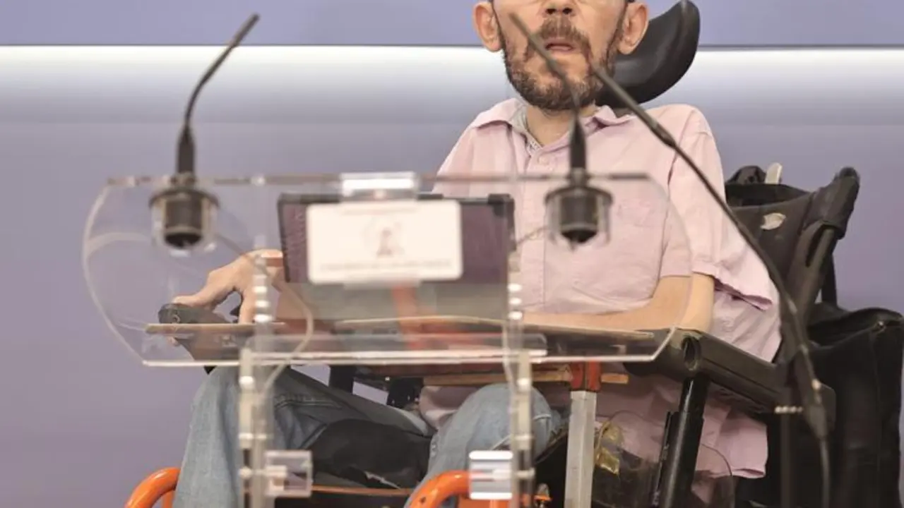 El portavoz de Unidas Podemos en el Congreso, Pablo Echenique, ofrece una rueda de prensa en el Congreso de los Diputados, Madrid, (Espa&ntilde;a).