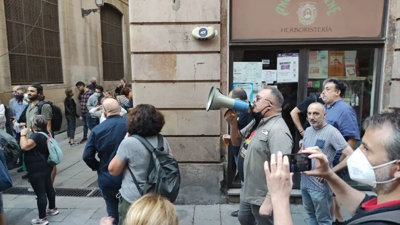 Unas 70 personas protestan contra Colau y el cierre de plaza Sant Jaume antes del preg&oacute;n de la Merc&egrave;