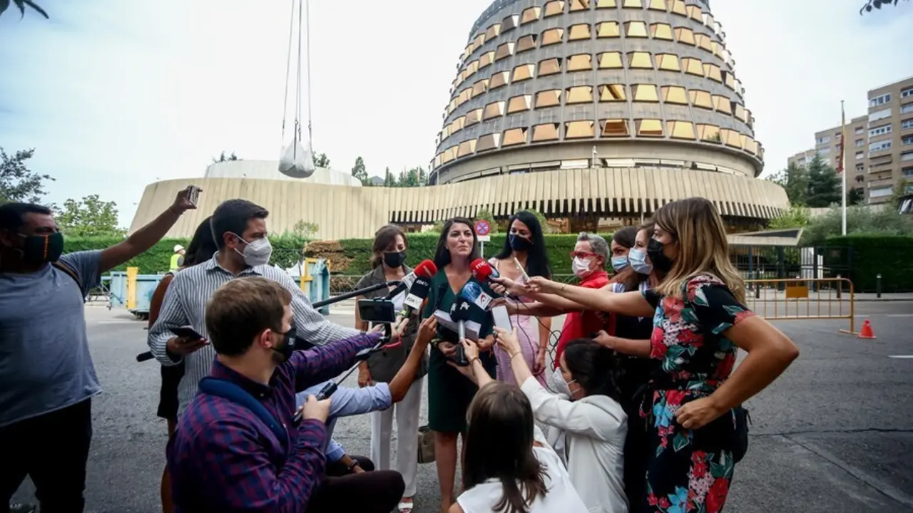 La secretaria general de Vox, Macarena Olona, presentando un recurso ante el Tribunal Constitucional