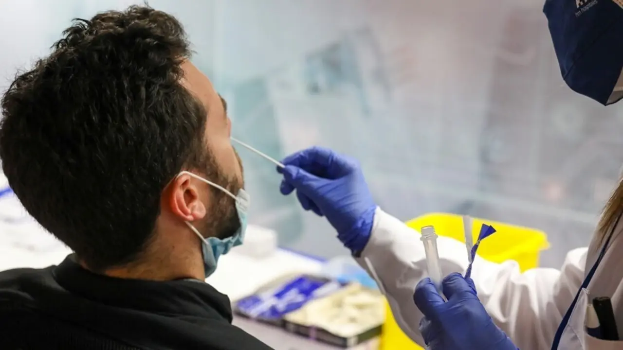 Archivo - Un sanitario realiza un test de ant&iacute;genos a un hombre en el intercambiador de Plaza de Castilla, a 24 de junio de 2021, en Madrid, (Espa&ntilde;a). 