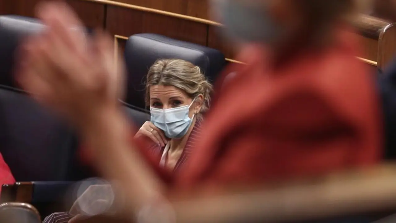 Archivo - La vicepresidenta segunda y ministra de Trabajo, Yolanda D&iacute;az, observa a la portavoz del PP en el Congreso de los Diputados, Cuca Gamarra.