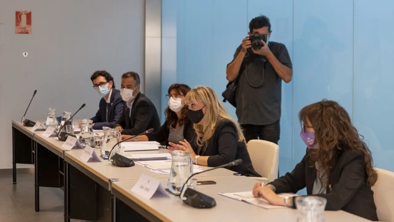 La consellera de Derechos Sociales de la Generalitat, Violant Cervera (2d), y la consellera de Igualdad y Feminismos de la Generalitat, T&agrave;nia Verge (1d), durante una reuni&oacute;n con el Ministerio de Seguridad Social, Inclusi&oacute;n y Migraciones