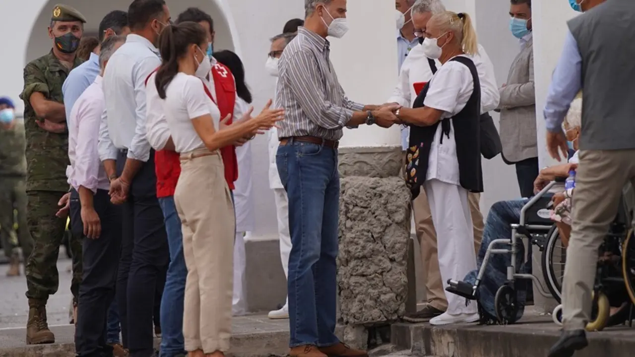 El rey Felipe VI y la reina Letizia hablan con evacuados por la erupci&oacute;n del volc&aacute;n de Cumbre Vieja, que se encuentran alojados en el acuartelamiento El Fuerte (Bre&ntilde;a Baja)