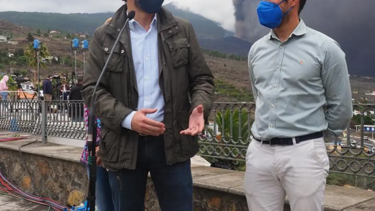 El presidente del Partido Popular, Pablo Casado (i), ofrece declaraciones de los medios en un mirador pr&oacute;ximo al volc&aacute;n
