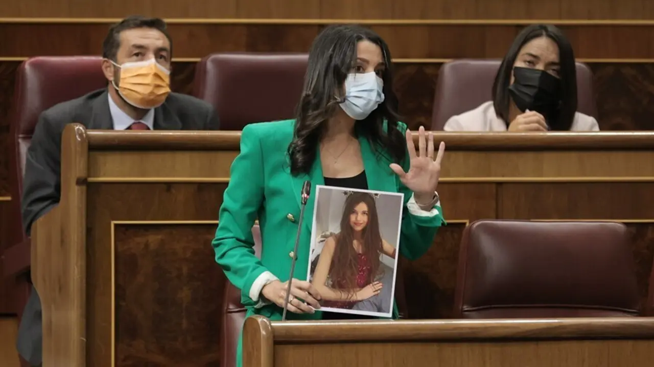 La l&iacute;der de Cs, In&eacute;s Arrimadas, muestra una fotograf&iacute;a en su intervenci&oacute;n en una sesi&oacute;n de control al Gobierno en el Congreso de los Diputados, a 22 de septiembre de 2021, en Madrid, (Espa&ntilde;a).