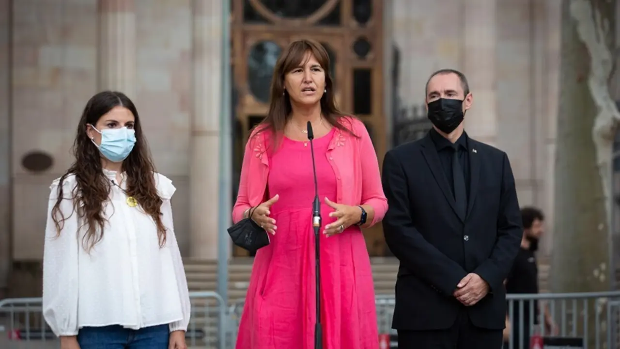 La presidenta del Parlament, Laura Borr&agrave;s, interviene ante los medios tras acompa&ntilde;ar al conseller de Empresa y Trabajo de la Generalitat para declarar por presunta desobediencia, a 15 de septiembre de 2021, en Barcelona, Catalu&ntilde;a, (Espa&ntilde;a). El conseller e