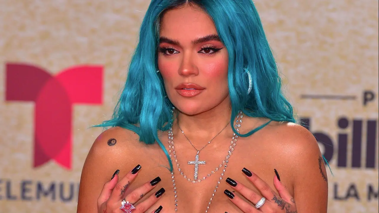 La cantante colombiana Karol G posa en la alfombra roja de los Premios Billboard de la M&uacute;sica Latina este jueves en el Watsco Center en Miami, Florida (EE.UU.). Seg&uacute;n los organizadores, los Premios Billboard de la M&uacute;sica Latina reconocen los &aacute;lbumes, canciones e int&eacute;rpretes m&aacute;s populares en la m&uacute;sica latina, seg&uacute;n los resultados de ventas reales, "streaming", transmisiones radiales y redes sociales que proveen informaci&oacute;n a las listas semanales de Billboard durante un a&ntilde;o. EFE/Giorgio Viera
