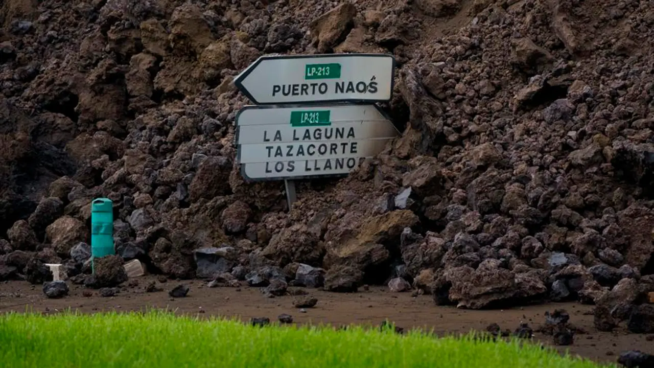 La colada de lava generada por el volc&aacute;n que entr&oacute; en erupci&oacute;n el domingo en La Palma ha irrumpido este mi&eacute;rcoles en el pueblo de Todoque, en el municipio de Los Llanos de Aridane, derribando todo a su paso. EFE/Ram&oacute;n de la Rocha