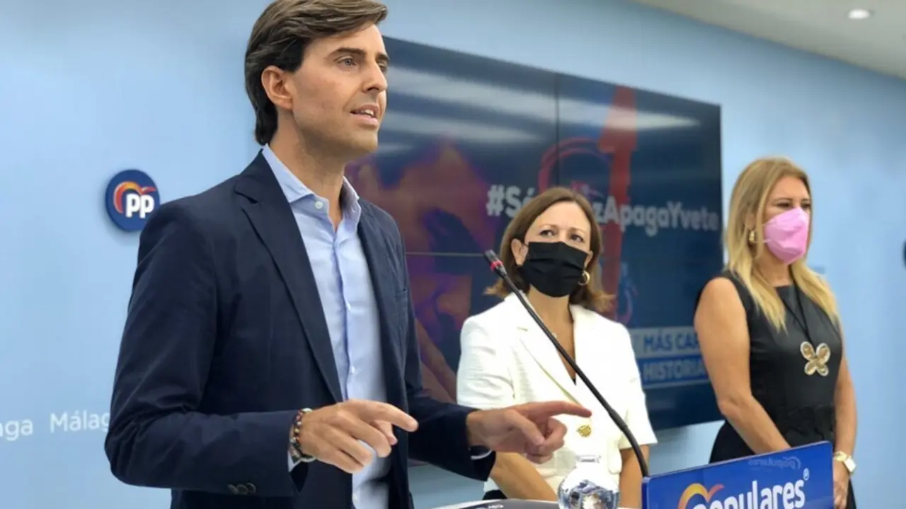 El vicesecretario de Comunicaci&oacute;n del PP, Pablo Montesinos, en rueda de prensa en M&aacute;laga junto a Patricia Navarro y Carolina Espa&ntilde;a