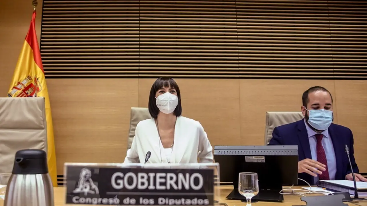 La ministra de Ciencia e Innovaci&oacute;n, Diana Morant (i), comparece en la Comisi&oacute;n de Ciencia, Innovaci&oacute;n y Universidades del Congreso de los Diputados, a 23 de septiembre de 2021
