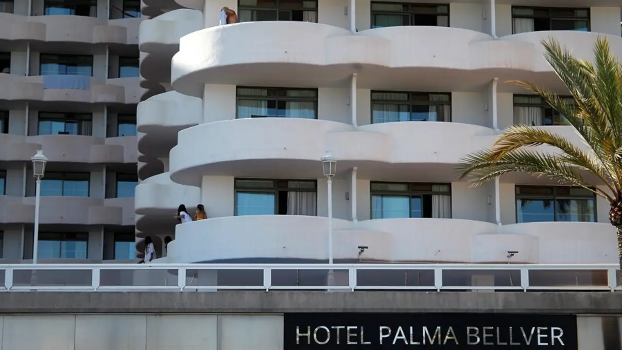 Archivo - Dos j&oacute;venes en un balc&oacute;n del hotel Palma Bellver, donde estaban confinados 249 j&oacute;venes que tuvieron relaci&oacute;n directa o indirecta con el brote de un viaje de estudios a Mallorca. 