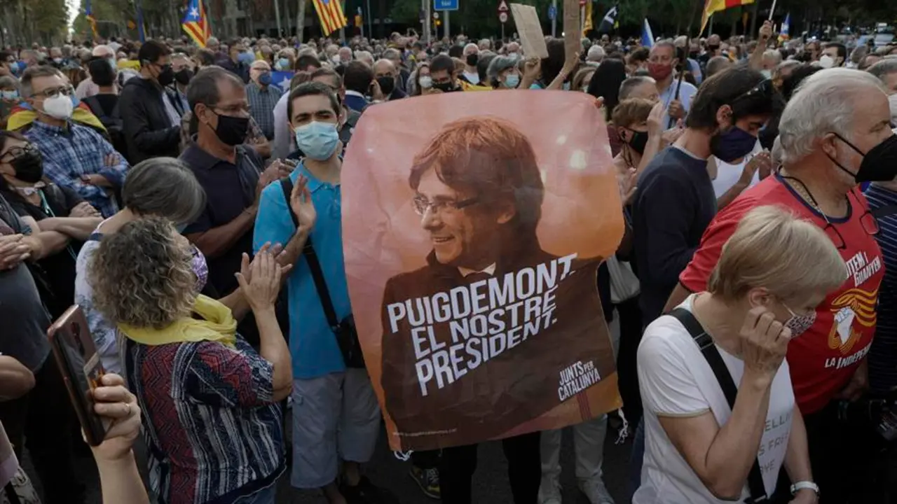 Decenas de ciudadanos se concentraron desde primera hora de esta ma&ntilde;ana frente al Consulado de Italia en Barcelona para protestar por la detenci&oacute;n ayer noche del expresidente de la Generalitat Carles Puigdemont en Cerde&ntilde;a. EFE/Quique Garcia