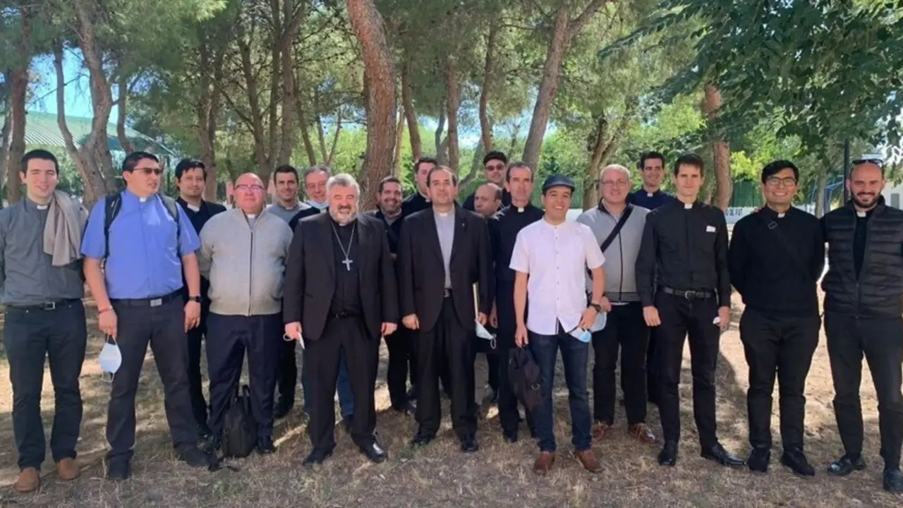 El Arzobispo de Zaragoza se re&uacute;ne con los sacerdotes ordenados en los &uacute;ltimos a&ntilde;os.