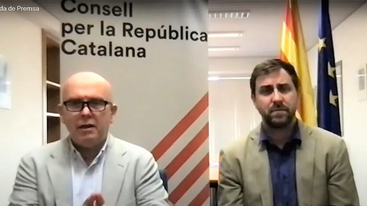 Gonzalo Boye (abogado de Carles Puigdemont) y el exconseller Toni Com&iacute;n en rueda de prensa telem&aacute;tica