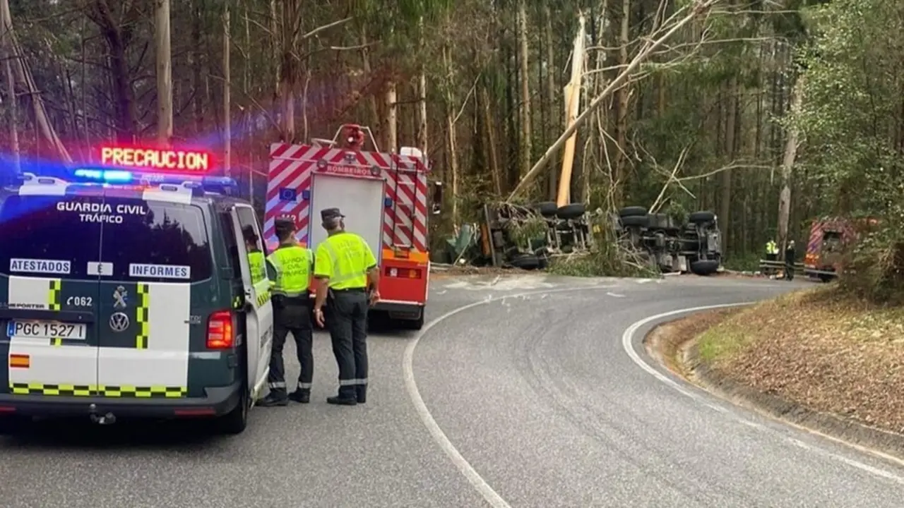 Accidente mortal de un camionero en Ribeira de Piqu&iacute;n (Lugo).