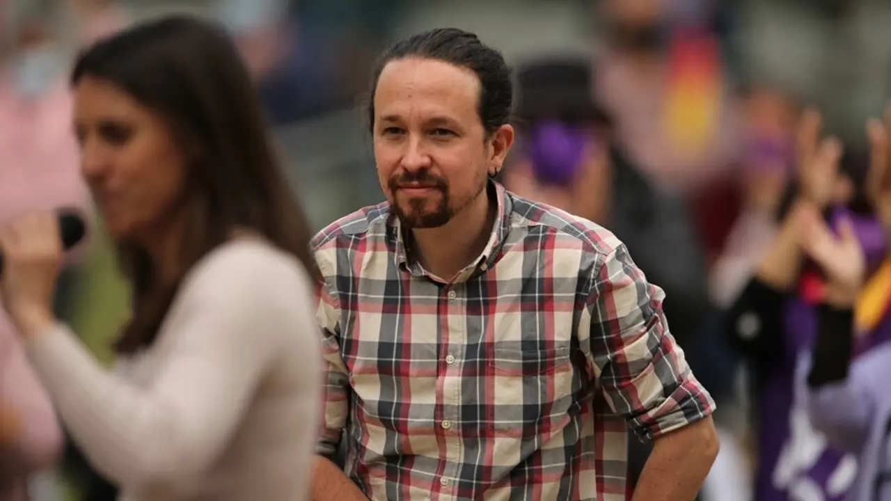 Archivo - La ministra de Igualdad, Irene Montero (i), y el candidato de Unidas Podemos a la Presidencia de la Comunidad de Madrid, Pablo Iglesias (d), durante un acto electoral del partido, a 30 de abril de 2021, en el Parque Olof Palme de Usera, Madrid, 