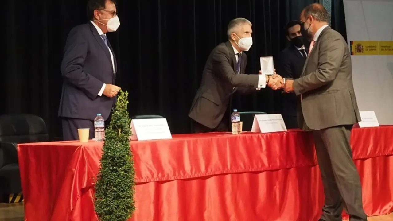 El ministro del Interior, Fernando Grande-Marlaska, y el secretario general de Instituciones Penitenciarias, &Aacute;ngel Luis Ortiz, en la entrega de condecoraciones por La Merced