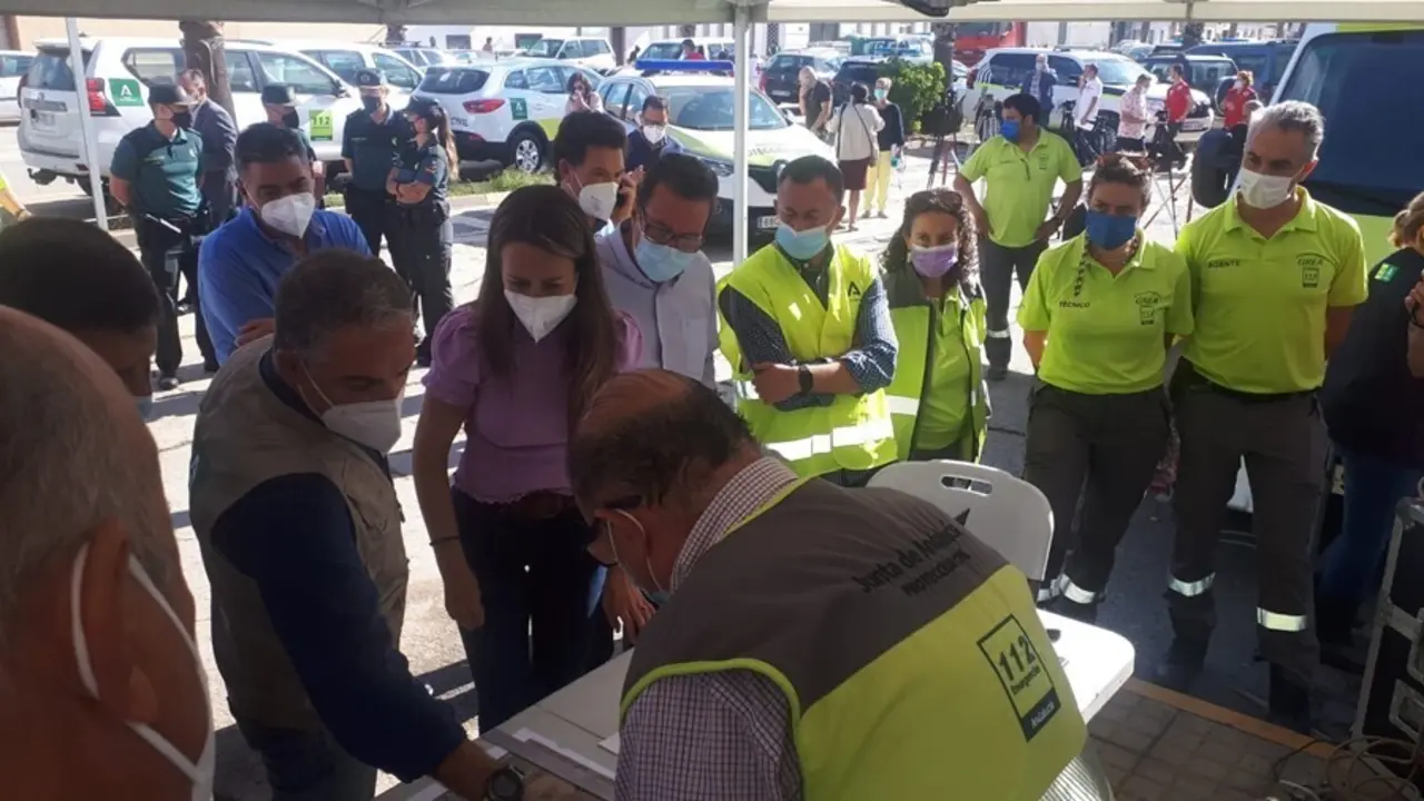 El consejero de Presidencia, El&iacute;as Bendodo, en el puesto de mando avanzado en Lepe por las inundaciones.