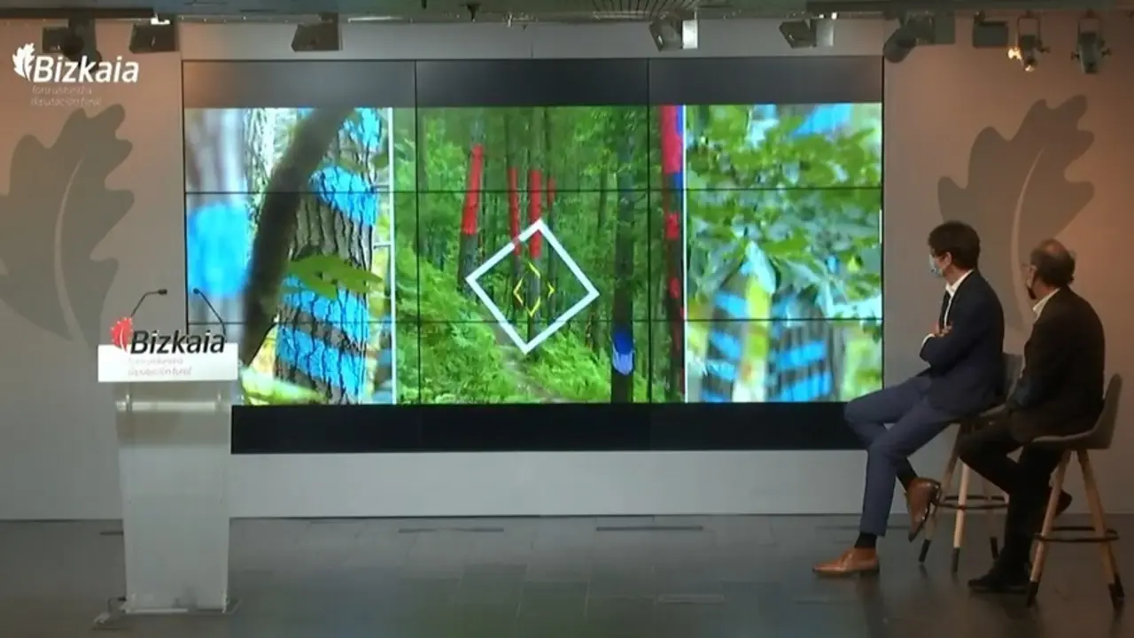 Unai Rementeria, diputado general de Bizkaia, y Jos&eacute; Ibarrola, hijo de Agust&iacute;n Ibarrola, en la presentaci&oacute;n de la nueva ubicaci&oacute;n del Bosque de Oma.
