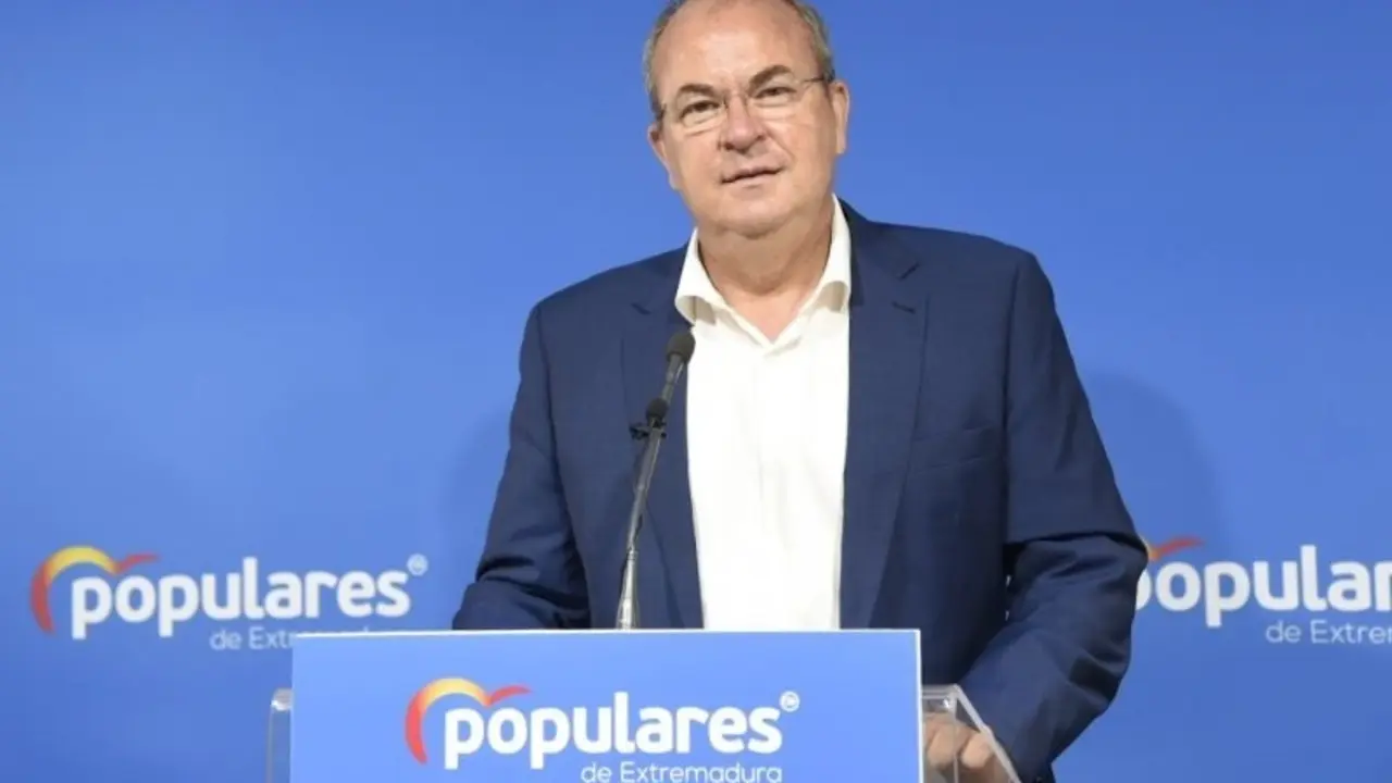 Archivo - Imagen de archivo del presidente del PP de Extremadura, Jos&eacute; Antonio Monago, en una rueda de prensa