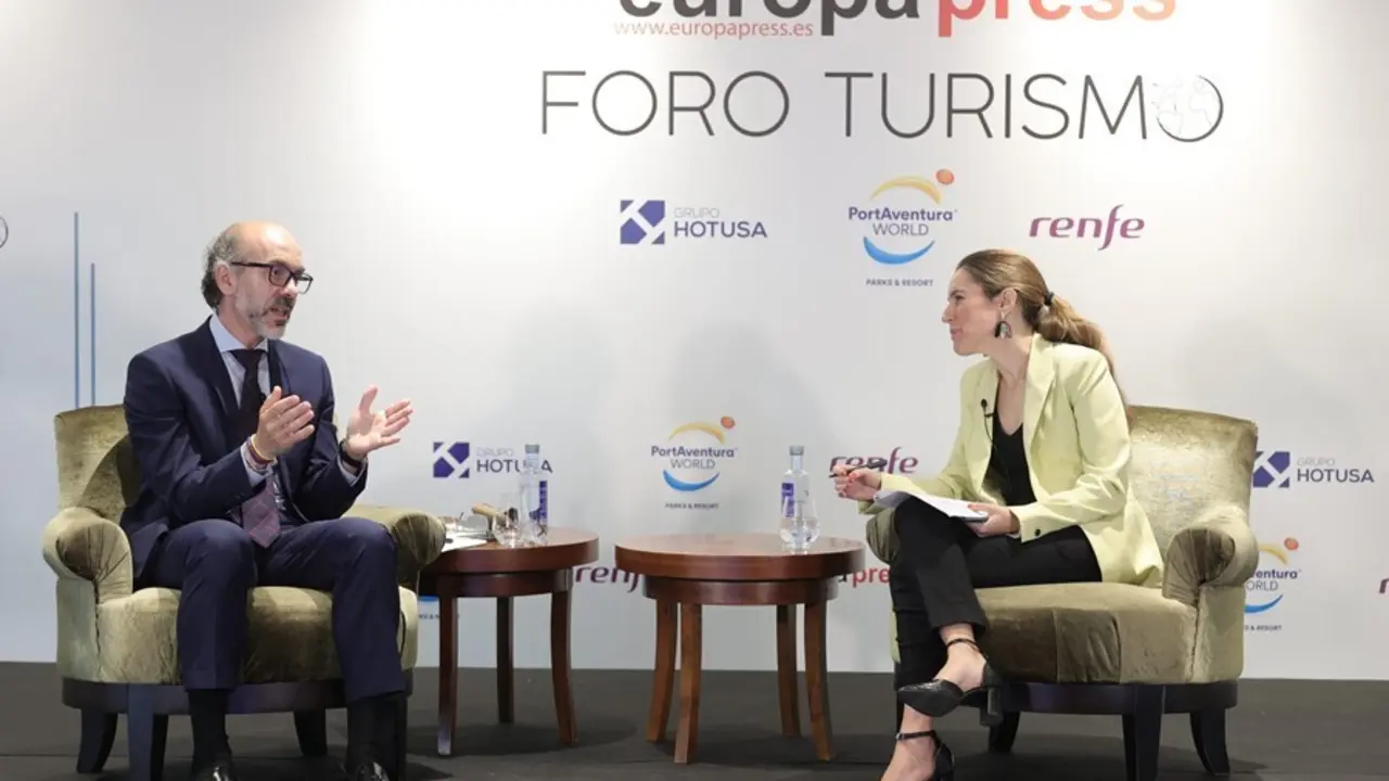 El consejero de Cultura y Turismo de la Junta de Castilla y Le&oacute;n, Javier Ortega &Aacute;lvarez, conversa con la directora de Desarrollo de Negocio de Europa Press, Candelas Mart&iacute;n de Cabiedes, en un Foro de Turismo de Europa Press.