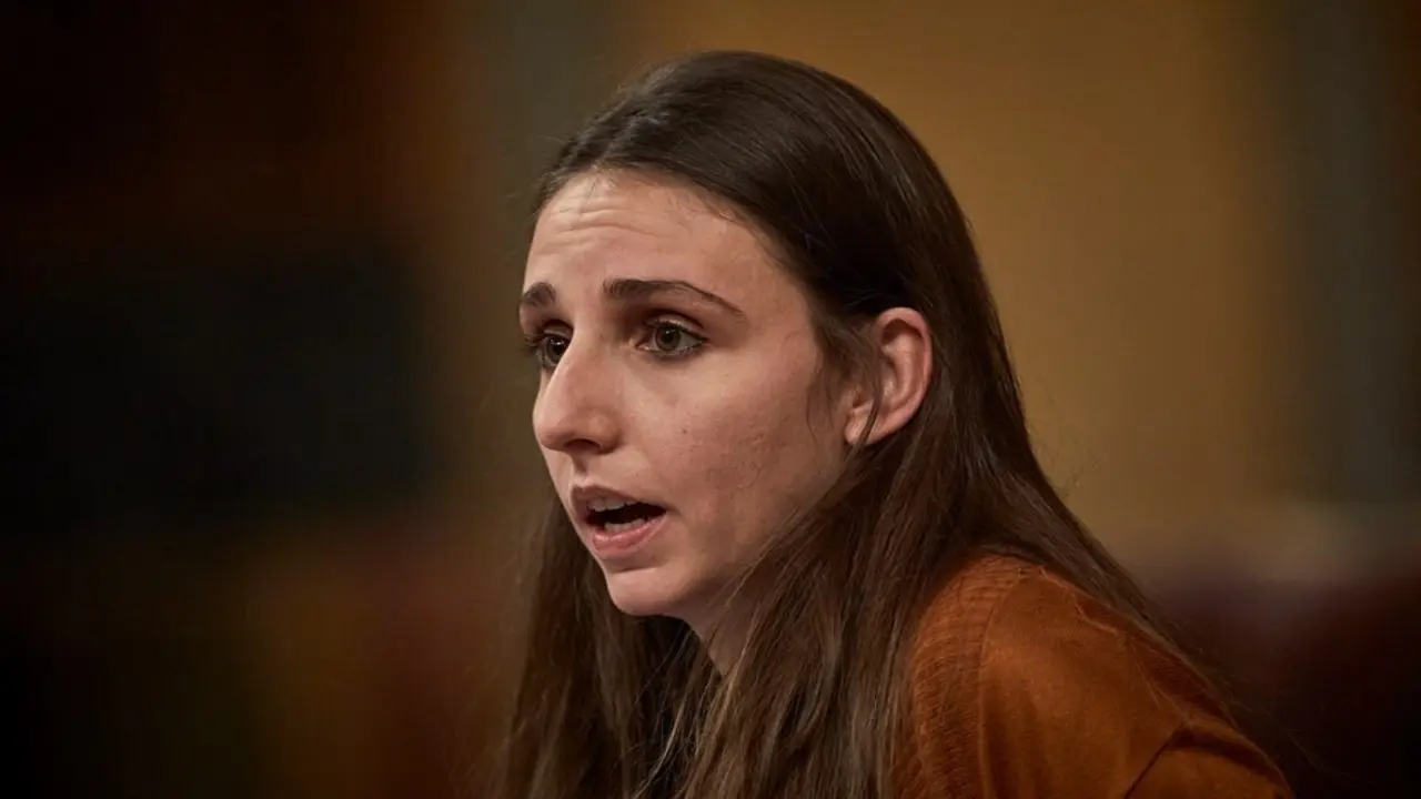 Archivo - La diputada de Unidad Podemos Luc&iacute;a Mu&ntilde;oz Dalda interviene durante una sesi&oacute;n plenaria en el Congreso