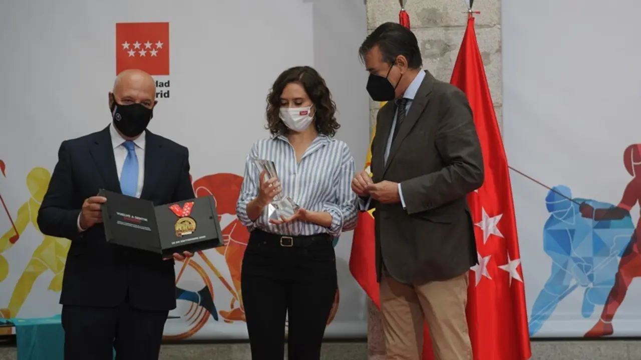 La presidenta de la Comunidad de Madrid, Isabel D&iacute;az Ayuso, recibe el t&iacute;tulo de Maratoniana de Honor por parte de la Asociaci&oacute;n Deportiva Marat&oacute;n Popular de Madrid