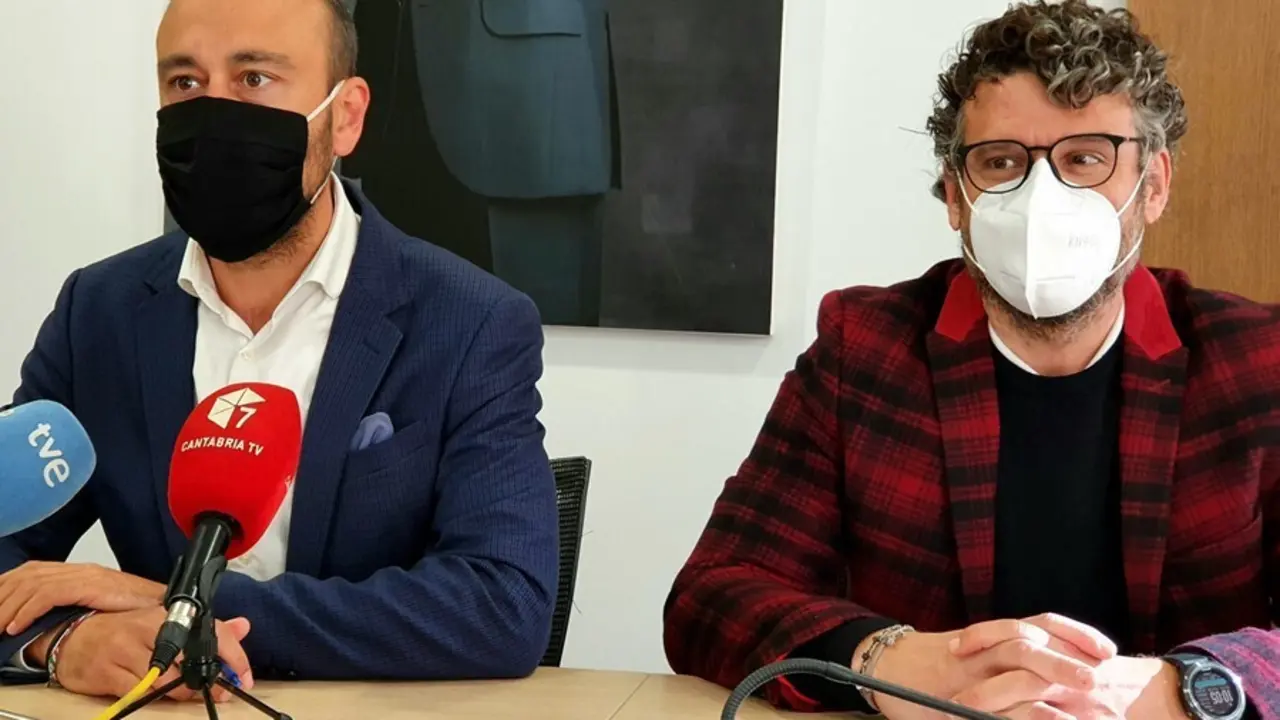 Archivo - El alcalde de Torrelavega, Javier L&oacute;pez Estrada, y el concejal de Movilidad, Gerson Lizari