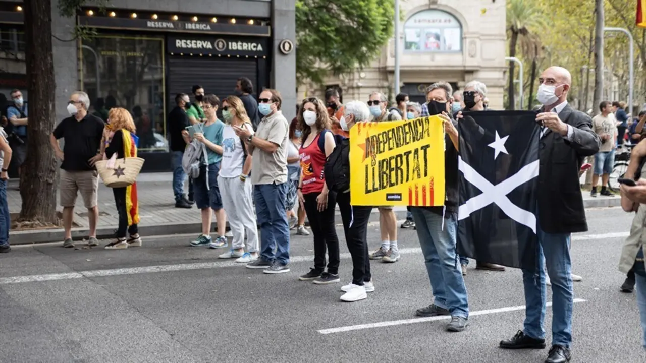 Varias personas acuden con pancartas en una concentraci&oacute;n convocada contra la detenci&oacute;n del expresidente Carles Puigdemont en l'Alguer (Cerde&ntilde;a), a 24 de septiembre de 2021, en Barcelona, Catalunya, (Espa&ntilde;a). 