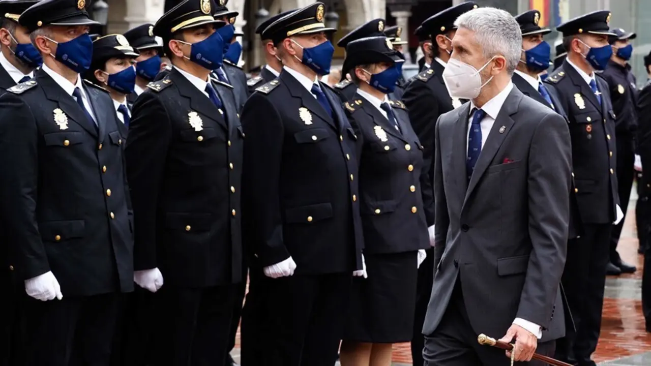 El ministro del Interior, Fernando Grande Marlaska, a su llegada a los actos centrales del D&iacute;a de la Polic&iacute;a en la Plaza Mayor de Valladolid