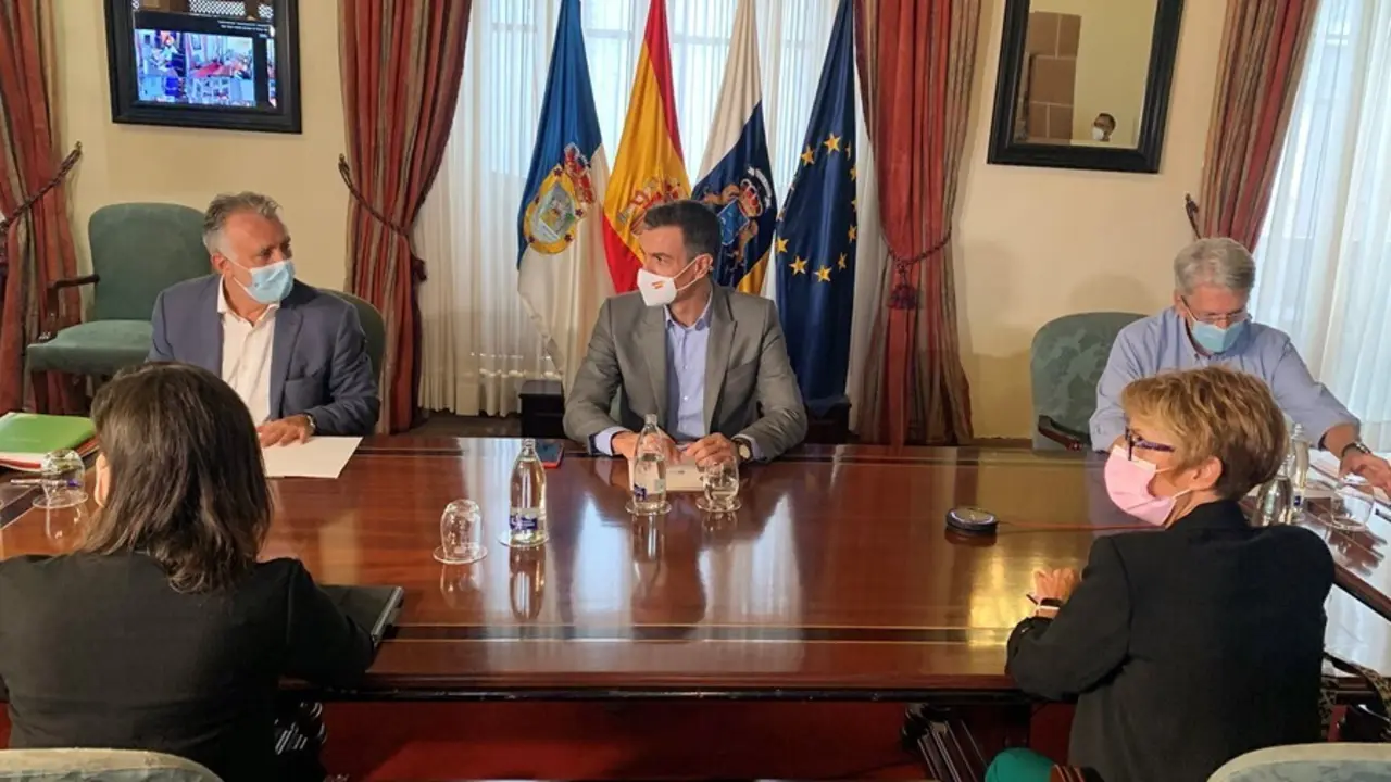 El presidente del Gobierno de Canarias, &Aacute;ngel V&iacute;ctor Torres (1i), y  el presidente del Gobierno, Pedro S&aacute;nchez (2i), durante una reuni&oacute;n con miembros del Consejo de Gobierno de Canarias para abordar la situaci&oacute;n en la isla tras la erupci&oacute;n del volc&aacute;n, a 2