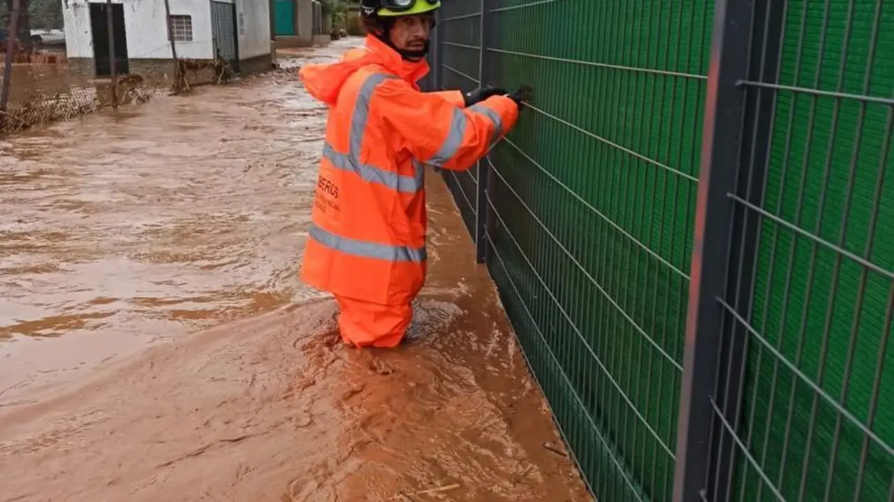 Bomberos del CPEI de Badajoz actuando ante las lluvias