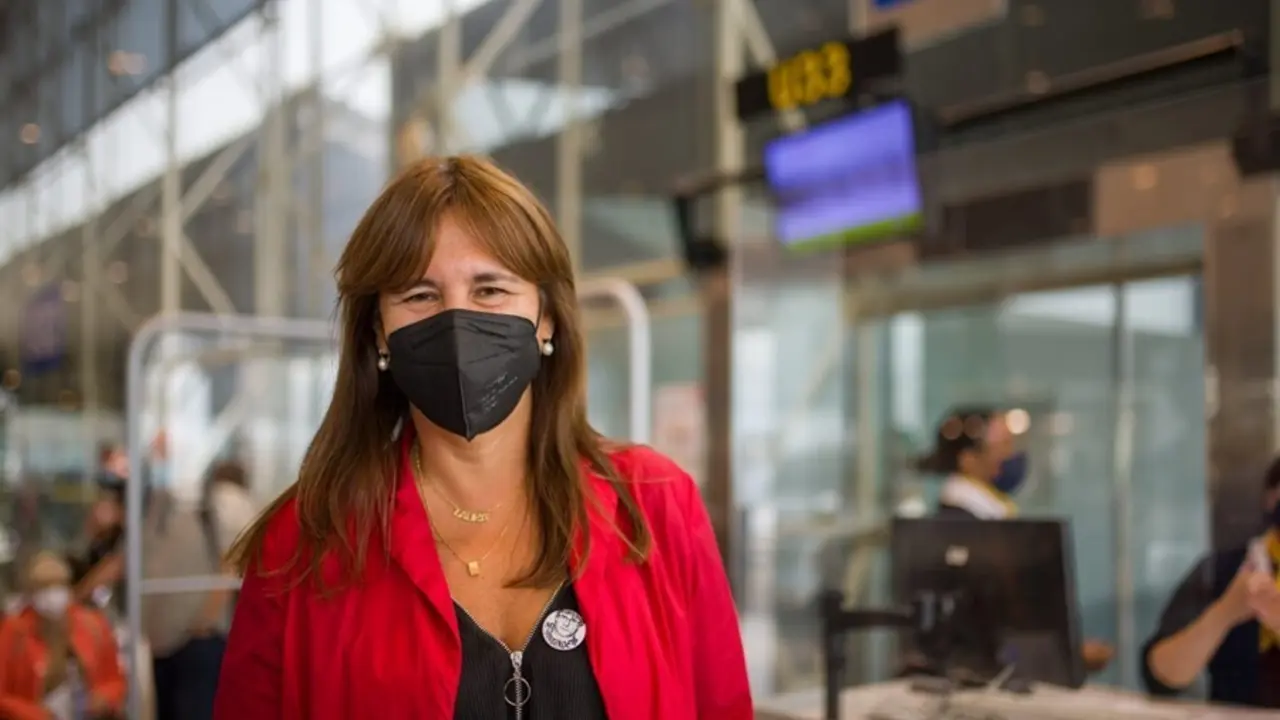 La presidenta del Parlament de Catalunya, Laura Borr&agrave;s, en el Aeropuerto de Barcelona antes de partir a l'Alguer (Cerde&ntilde;a, Italia)