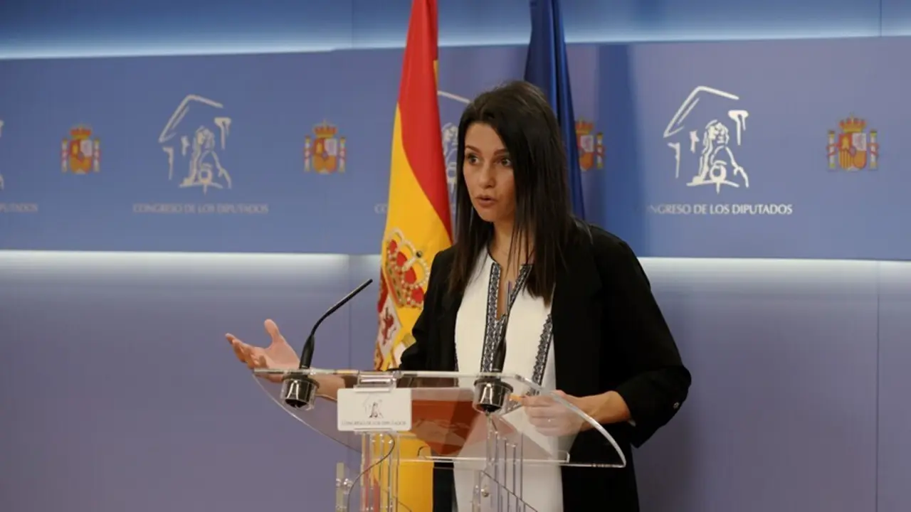La l&iacute;der de Cs, In&eacute;s Arrimadas, en una rueda de prensa en el Congreso 