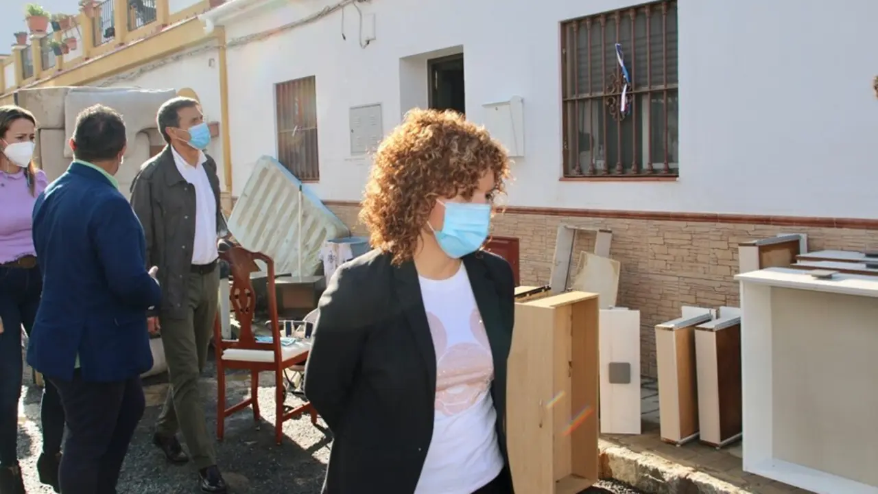 La presidenta de la Diputaci&oacute;n, Maria Eugenia Lim&oacute;n, visita la zona afectada por el temporal.