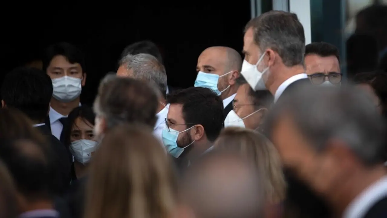 Archivo - El Rey Felipe VI y el presidente de la Generalitat, Pere Aragon&egrave;s, se saludan en un encuentro de empresarios en la reuni&oacute;n del C&iacute;rculo De Econom&iacute;a