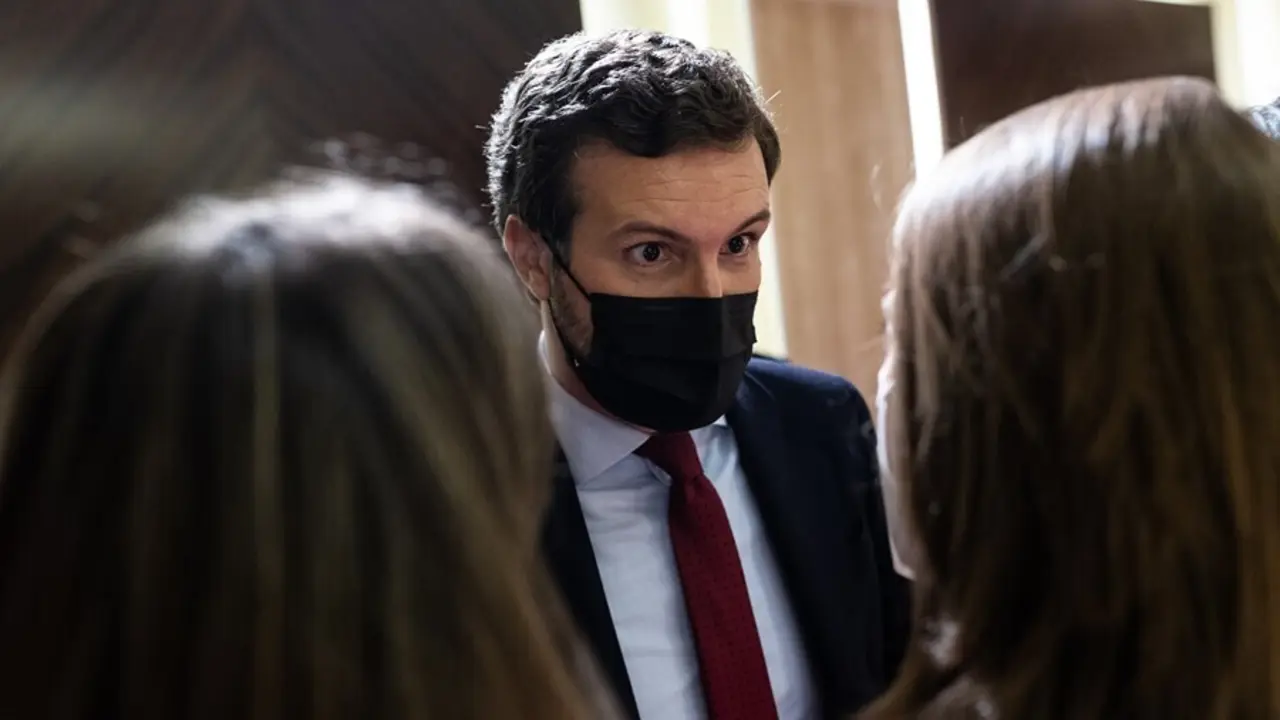 El presidente del Partido Popular, Pablo Casado, conversa con varios periodistas a salida de la clausura el XXV Congreso extraordinario de la European Senior's Union en el Hotel Meli&aacute; Castilla, a 24 de septiembre de 2021, en Madrid, (Espa&ntilde;a). 
