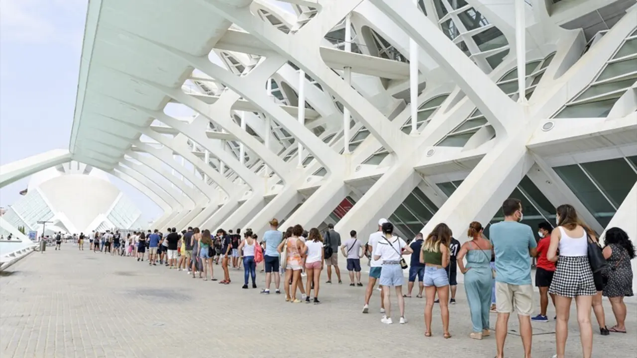 Archivo - Decenas de adolescentes hacen cola para vacunarse de la primera dosis de la vacuna Moderna en la Ciudad de las Artes