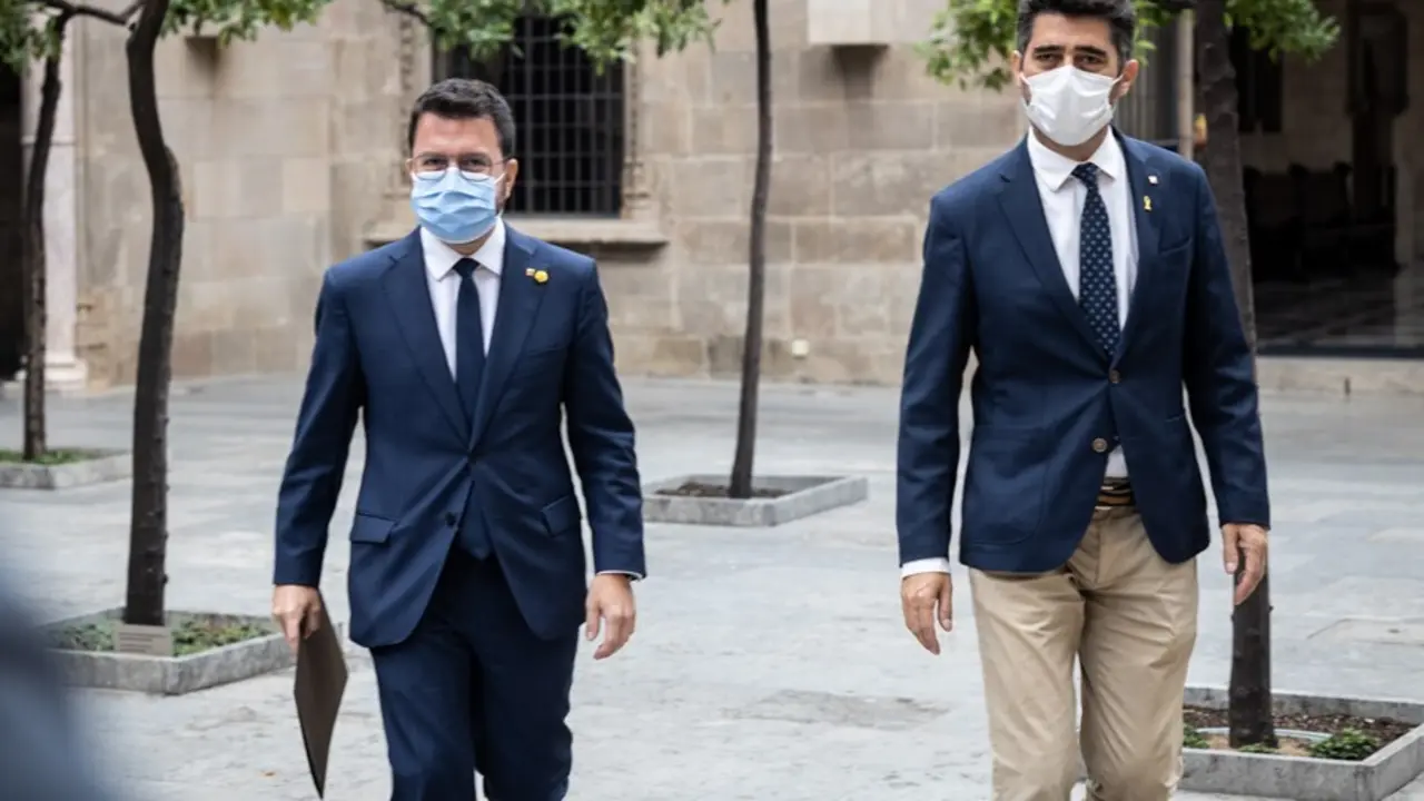 El presidente de la Generalitat de Catalunya, Pere Aragon&egrave;s (i), y el vicepresidente auton&oacute;mico, Jordi Puigner&oacute; (d), acuden a una reuni&oacute;n con todos los consellers del Govern, en el Palau de la Generalitat, a 24 de septiembre de 2021, en Barcelona, Catalun