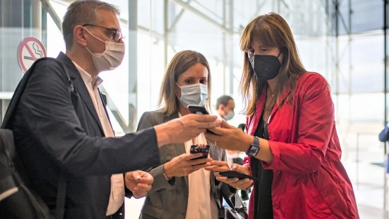 La presidenta del Parlament de Catalunya, Laura Borr&agrave;s, en el Aeropuerto de Barcelona antes de partir a l'Alguer (Cerde&ntilde;a, Italia)