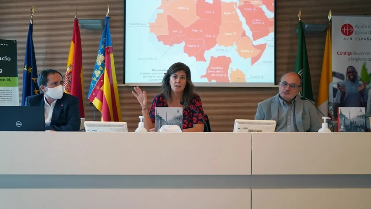 La portavoz de la fundaci&oacute;n Pontificia Ayuda a la Iglesia Necesitada, Raquel Mart&iacute;n, en la rueda de prensa de presentaci&oacute;n del Informe de Libertad Religiosa en el Mundo,