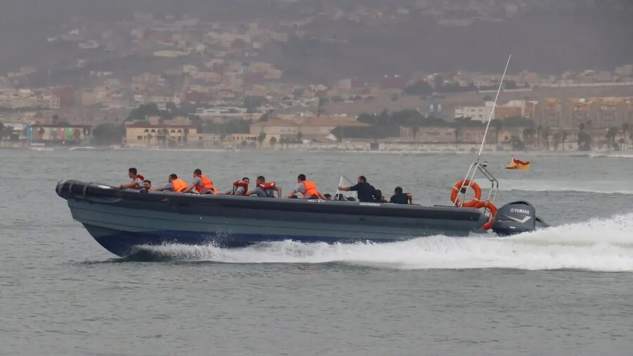 Cadetes del Ej&eacute;rcito de la Compa&ntilde;&iacute;a del Mar que avistan un cad&aacute;ver flotando en la costa de Melilla
