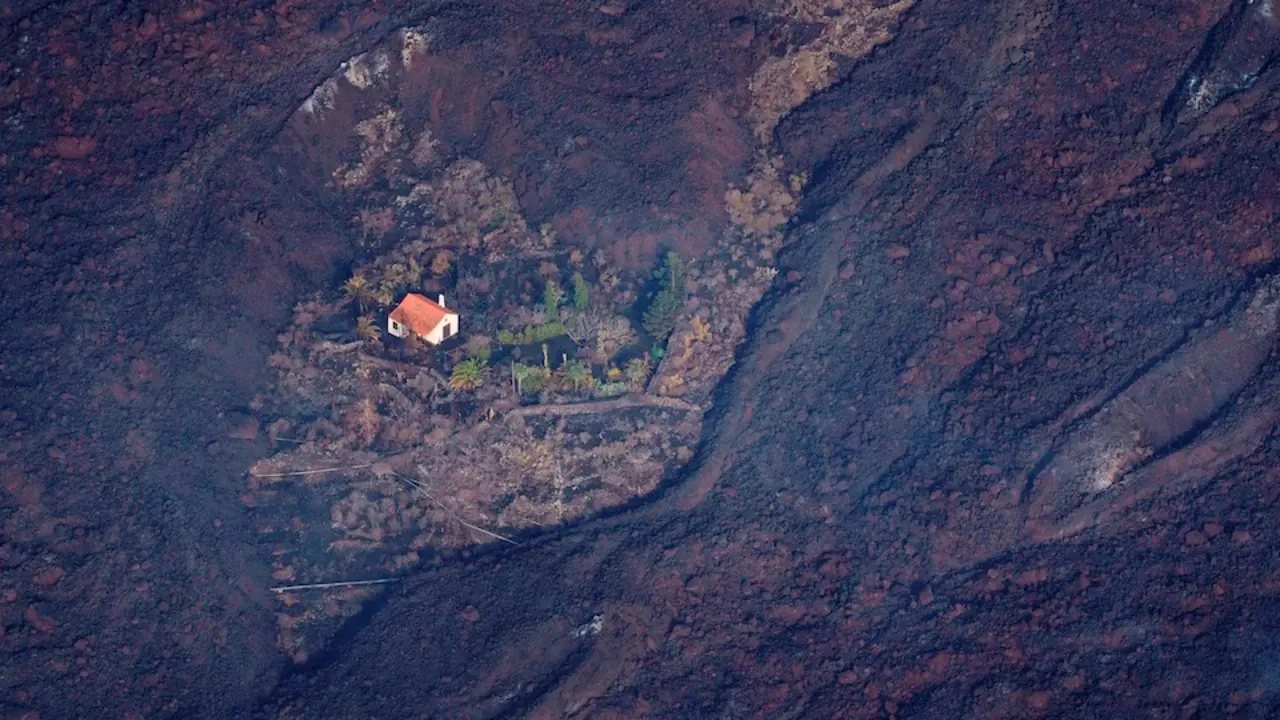 GRAFCAN3708. EL PASO (LA PALMA), 23/09/2021.- Vista desde un helic&oacute;ptero del volc&aacute;n de la isla de La Palma en su quinto d&iacute;a de actividad. EFE/Ram&oacute;n De La Rocha POOL
