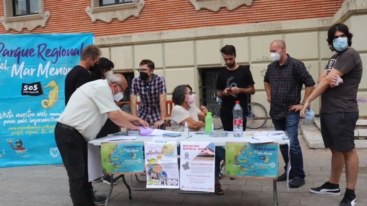 &Aacute;ngel Luis Hern&aacute;ndez, secretario regional de Organizaci&oacute;n de Podemos, en la campa&ntilde;a "Te imaginas..." De difusi&oacute;n de la propuesta de declaraci&oacute;n del Mar Menor como Parque Regional