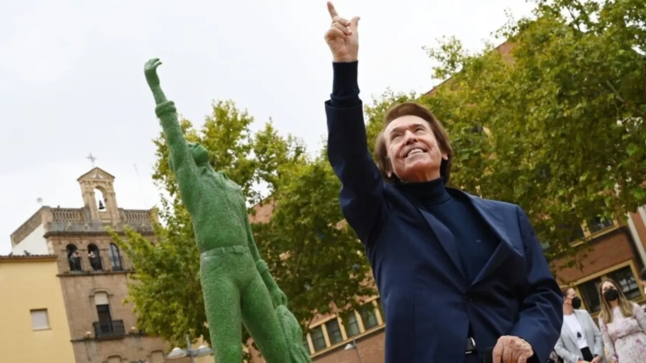 Raphael ante su estatua en Linares.